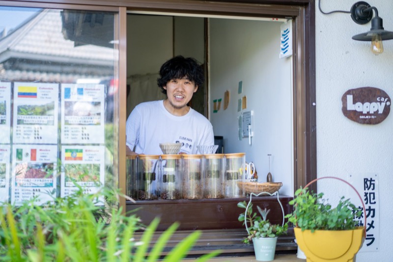 LAPPY CAFEの、建物の外に面した小窓