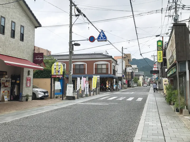 お店が並ぶ、嬉野温泉の本通り