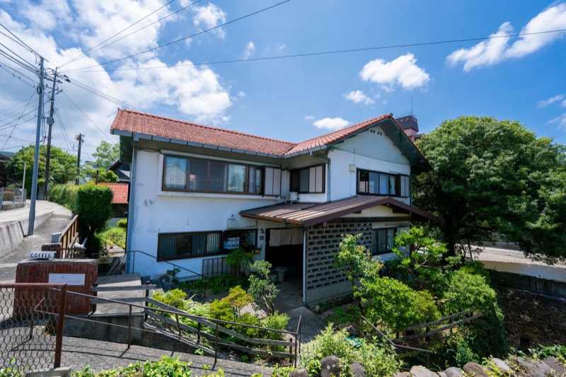 別の角度から見たGUESTHOUSE LAPPYの建物。赤い瓦屋根の2階建てです