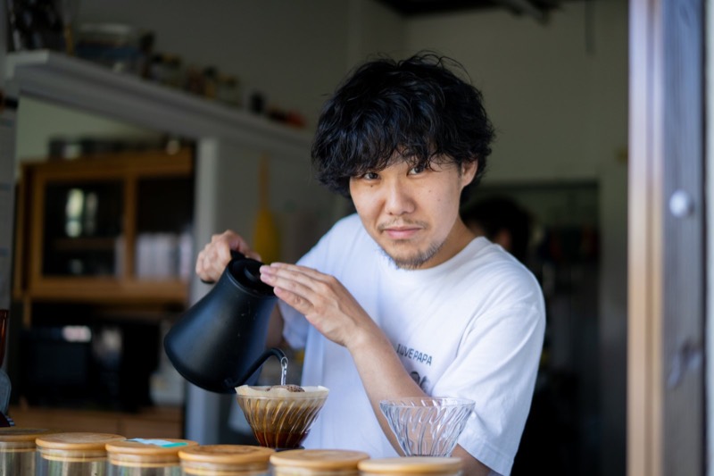 LAPPY CAFEで、尚弥がドリップでコーヒーをいれている様子