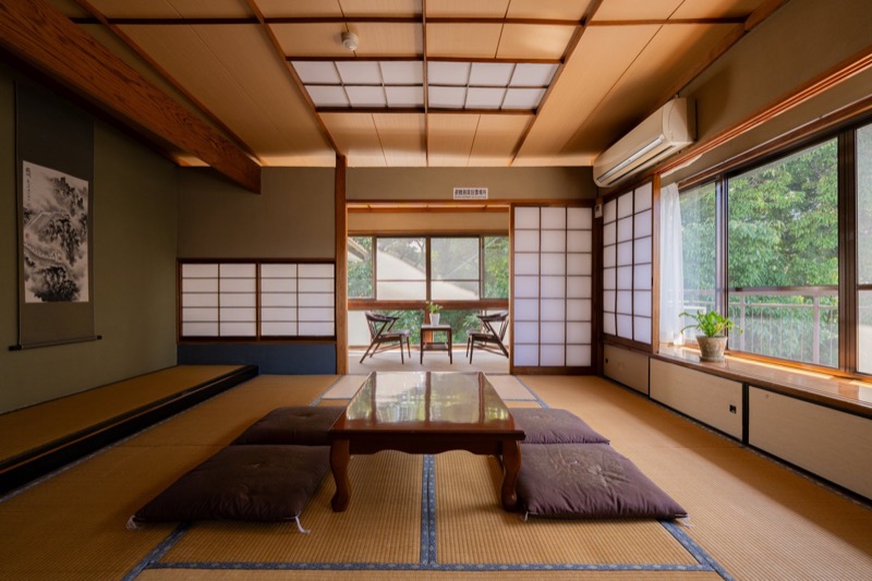 牡丹の部屋。座卓と座布団が並ぶ和室です