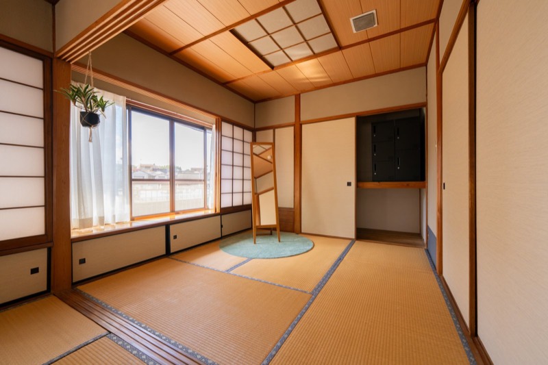 牡丹の部屋。窓辺と押し入れ