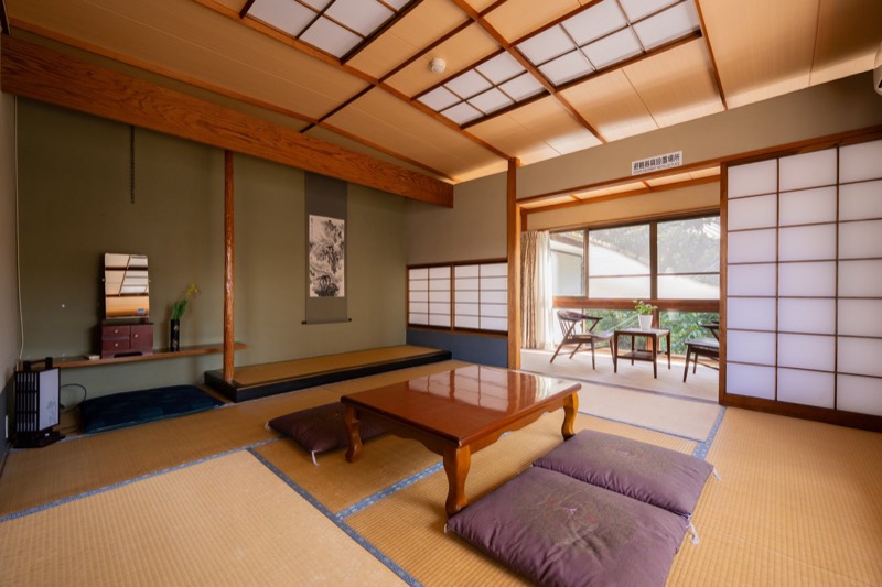 牡丹の部屋。床の間と座卓