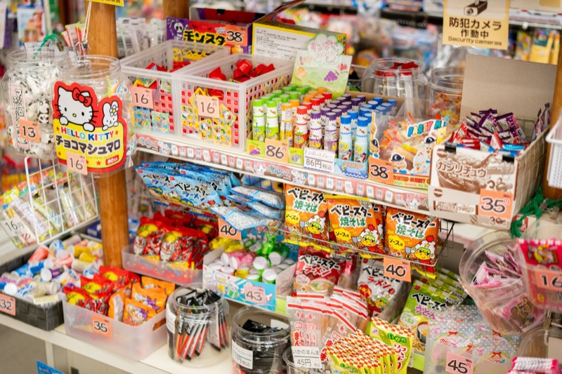 温泉街の駄菓子屋さんの棚に並ぶお菓子